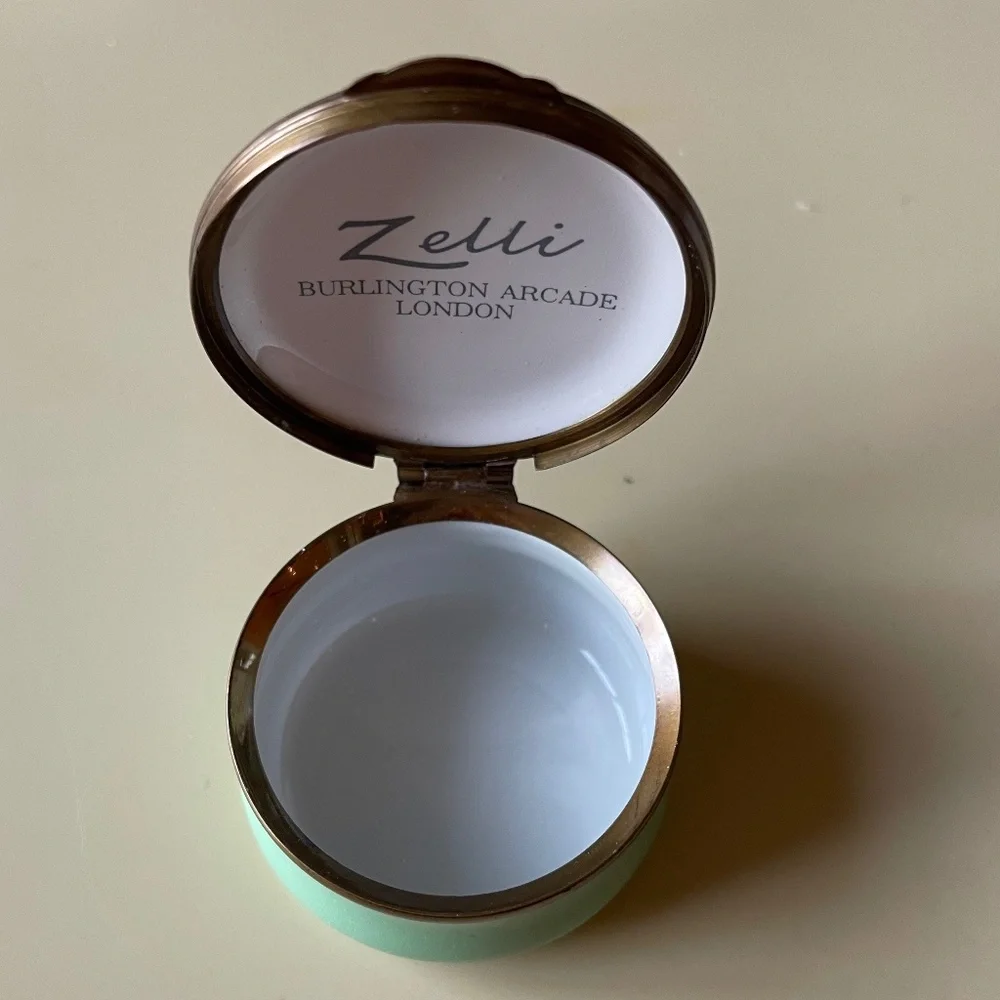 Crummles & Co. Enamel Pill/Snuff Box - Zelli, Burlington Arcade, London - Picture 9 of 10